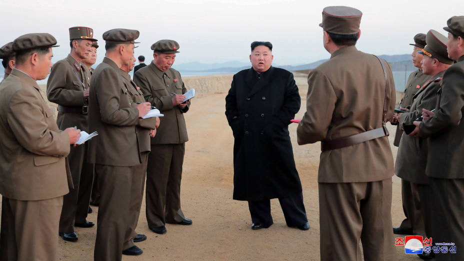 Kim Jong-Un supervisa un test de armas en un campo de Corea del Norte