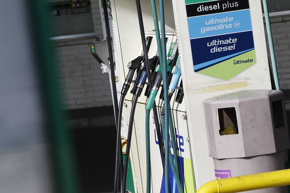 Gasolina y gasóleo mantienen su tendencia bajista y se abaratan esta semana hasta un 1,5%