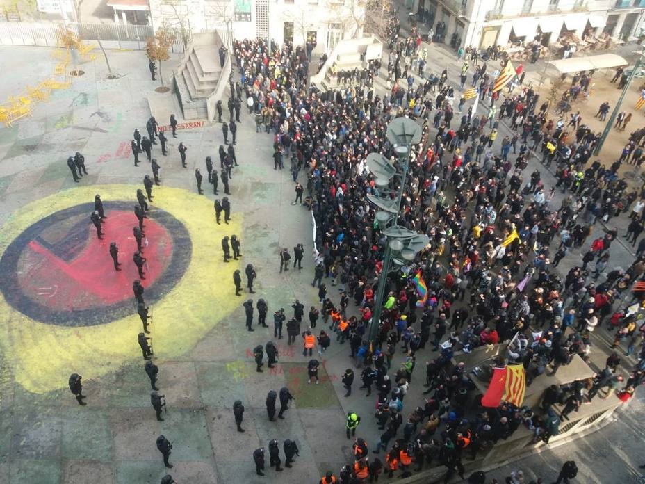 Heridos 15 mossos y 3 activistas en la manifestación por la Constitución en Girona