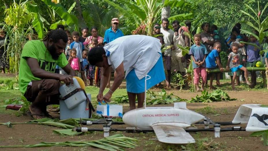 Un bebé de Vanuatu recibe la primera vacuna enviada por un dron