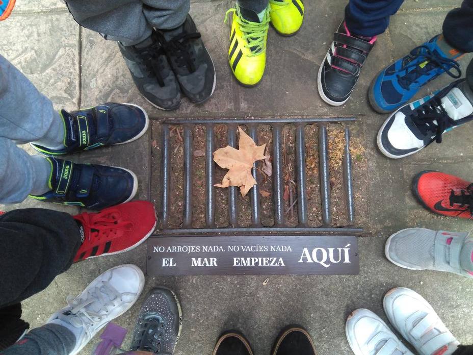 Alumnos del CEIP VARIA colocán chapas con mensajes en las alcantarillas de Logroño que acumulan suciedad