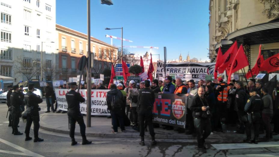 Trabajadores de La Naval, arropados por los taxistas madrileños, se concentran frente al Congreso para exigir el rescate