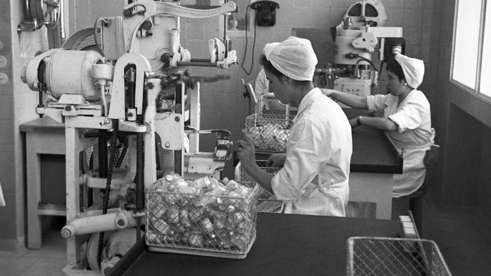 Empleadas de los laboratorios de la Compañía Española de Penicilina y Antibióticos (CEPA) de Madrid (1950)