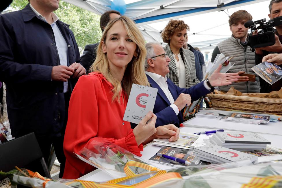 Álvarez de Toledo firma ejemplares de la Constitución en Barcelona por el día de Sant Jordi