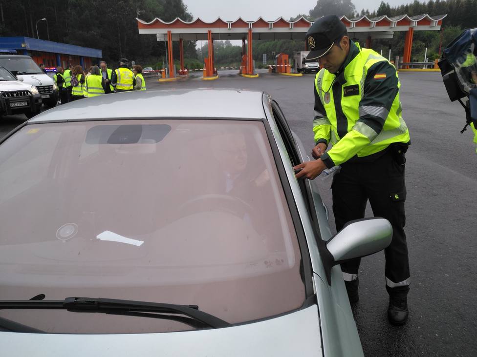 Control de alcoholemia en el peaje de la autopista AP-9, en Vilar do Colo, Fene