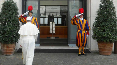 El Papa Francisco vive en Casa Santa Marta con la custodia de dos guardias suizos