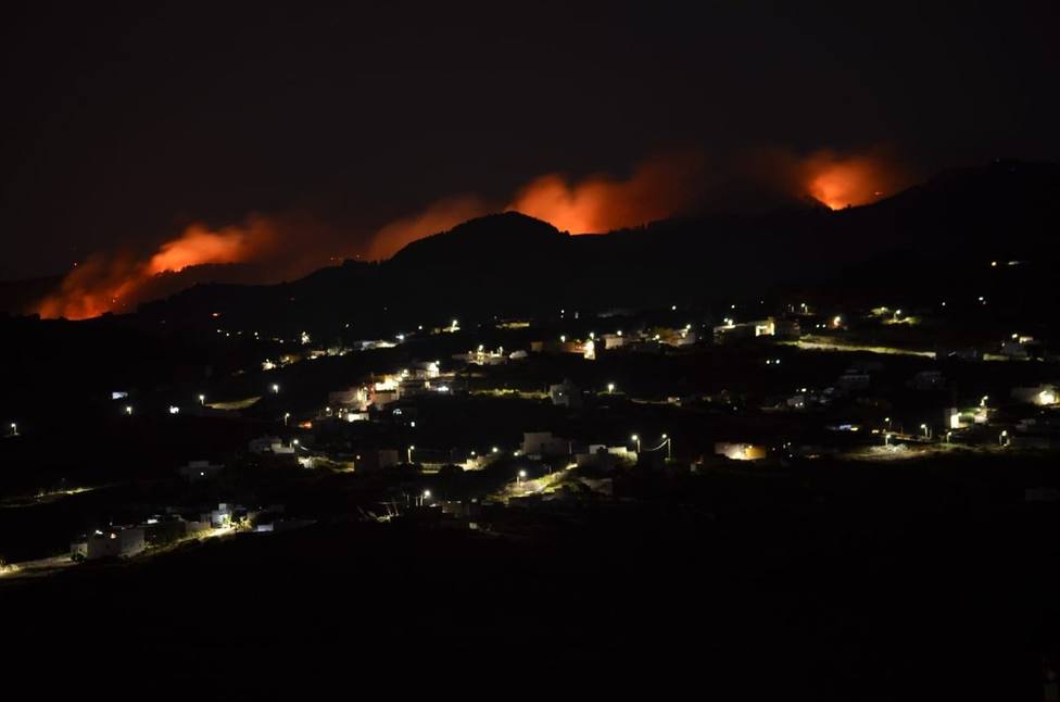 Evacuados durante la noche barrios de seis municipios de Gran Canaria por el incendio
