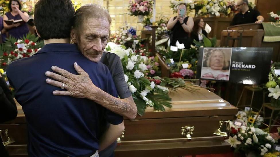 Emotiva sorpresa para un hombre que quedó viudo en el tiroteo de El Paso y pensaba que iría solo al entierro
