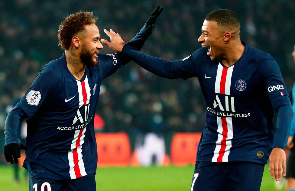 Neymar y Mbappé celebran un gol (EFE)