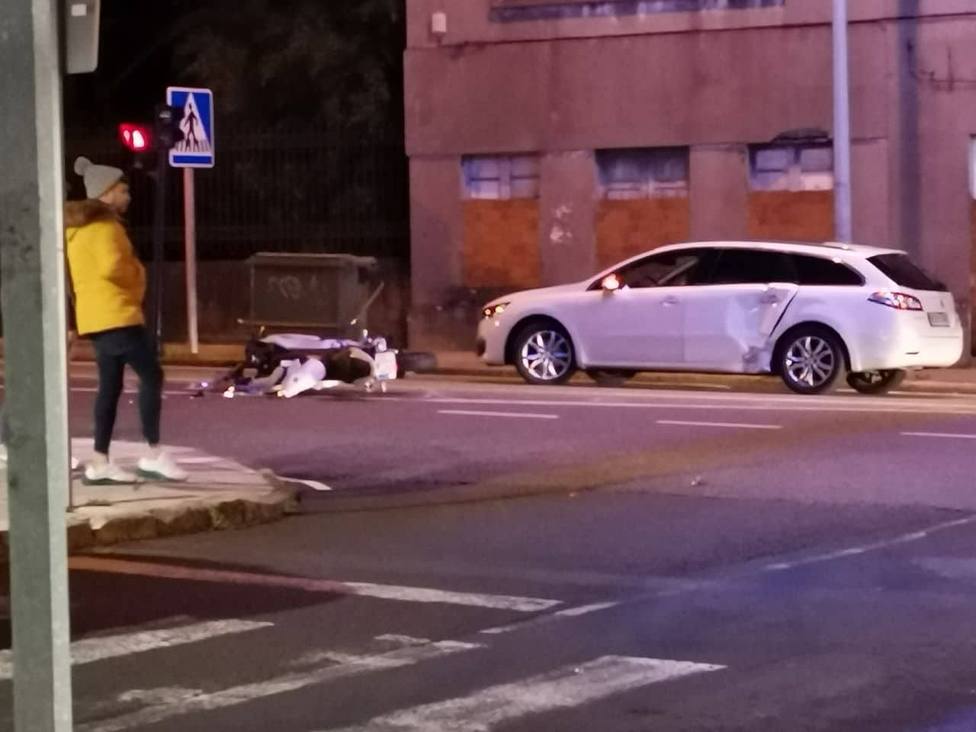 La moto quedó sobre el asfalto y el vehículo también sufrió daños - FOTO: Tráfico Ferrolterra