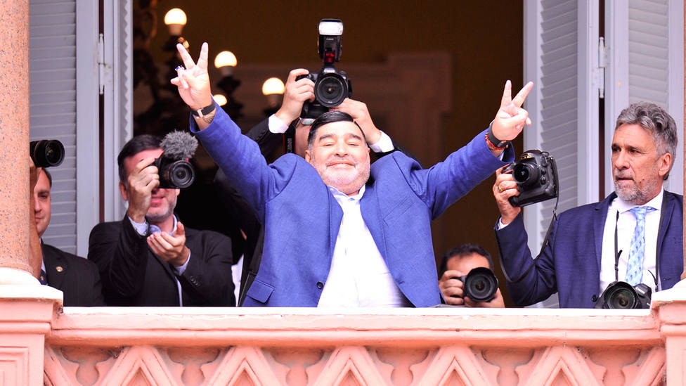 Maradona saluda desde el balcón de la Casa Rosada (DiarioOlé)