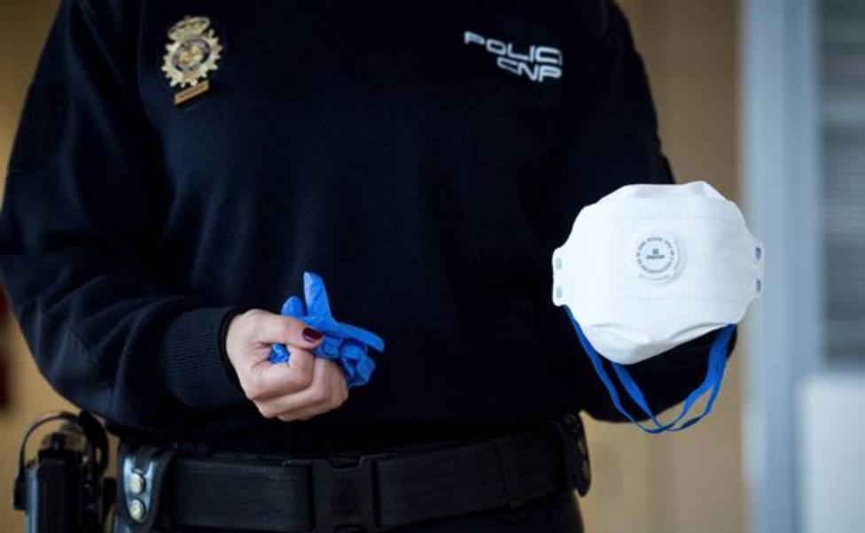 Mascarillas y guantes, recomendados a la policía