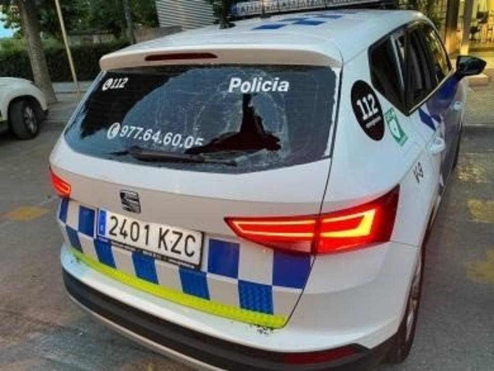Vehículo de la Policía Local de Torredembarra con el cristal roto - AYUNTAMIENTO DE TORREDEMBARRA