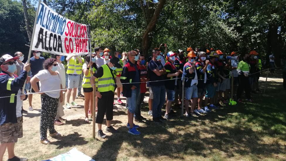 Trabajadores de Alcoa San Cibrao protestando en los alrededores del local de reunión