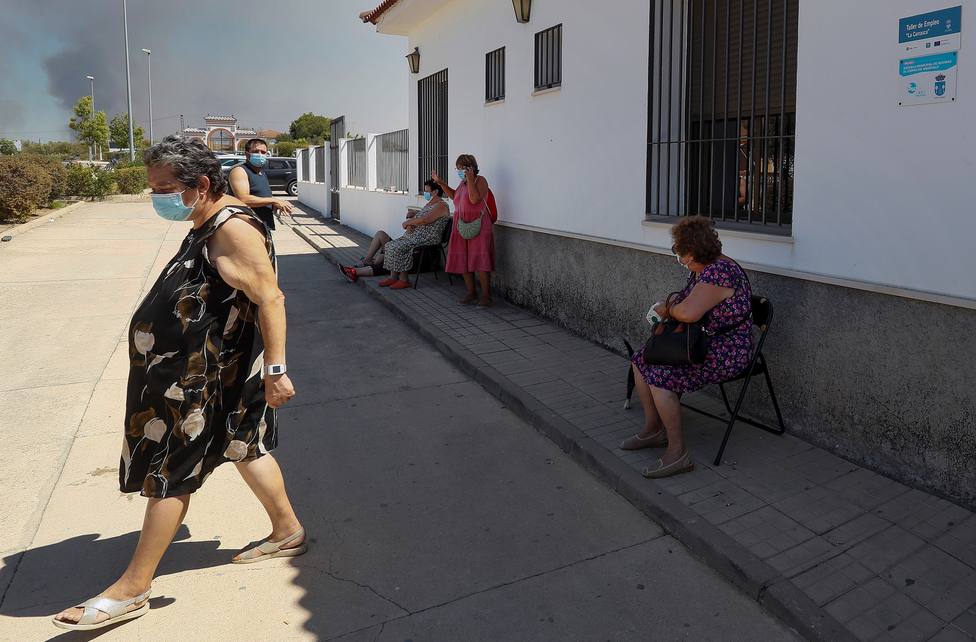 Unos 500 medios por tierra y 25 por aire combaten el fuego en Huelva