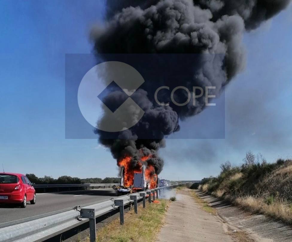 Sale ardiendo otra ambulancia de Tenorio en Extremadura. Foto: COPE