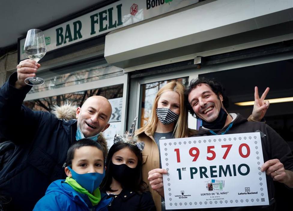Los responsables del bar Feli de Arri Berri, 16, en el barrio de Alza de San Sebastián, afortunados