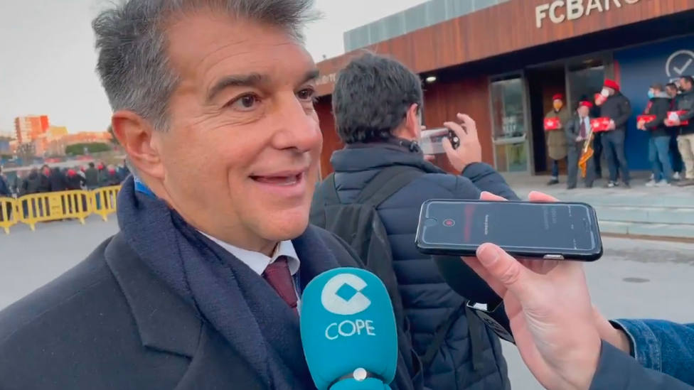 Joan Laporta entrega las firmas necesarias para presentarse a las elecciones de la presidencia del Barça