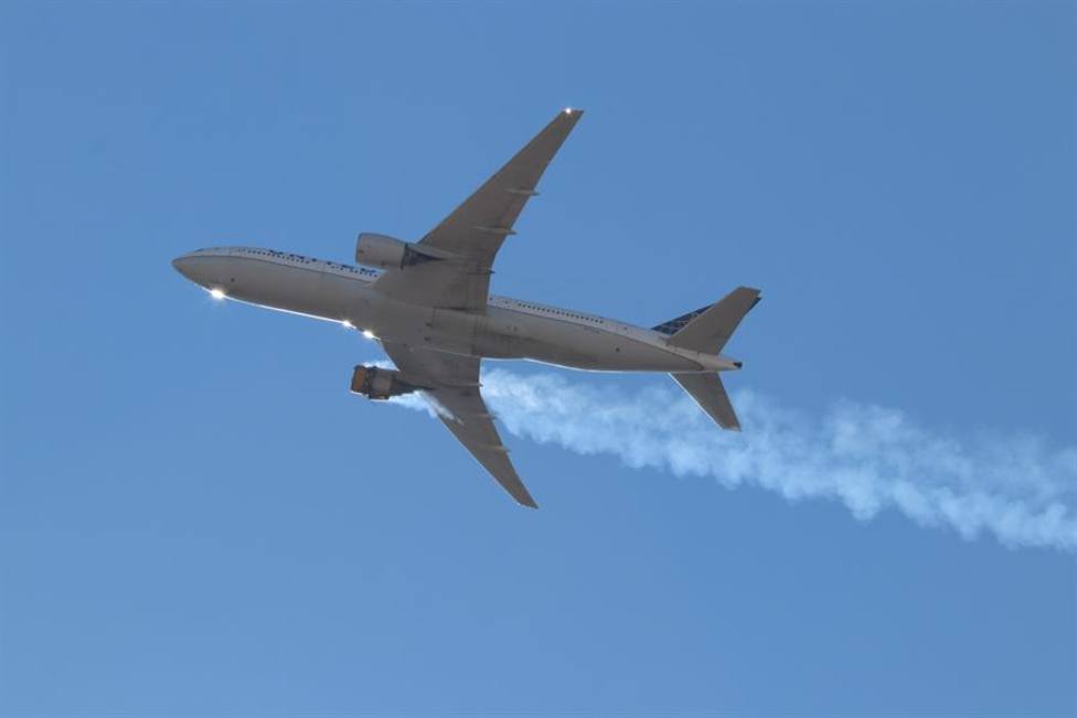 Imagen tomada desde tierra del Boeing 777 siniestrado en Denver