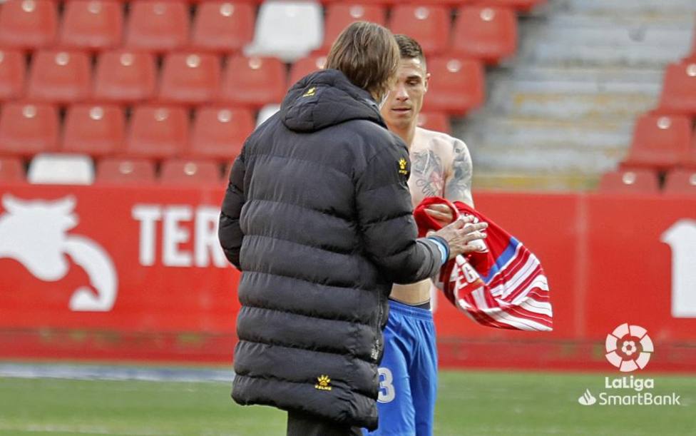 Djurdjevic entrega su camiseta a Dani Pendín, segundo entrenador del Espanyol