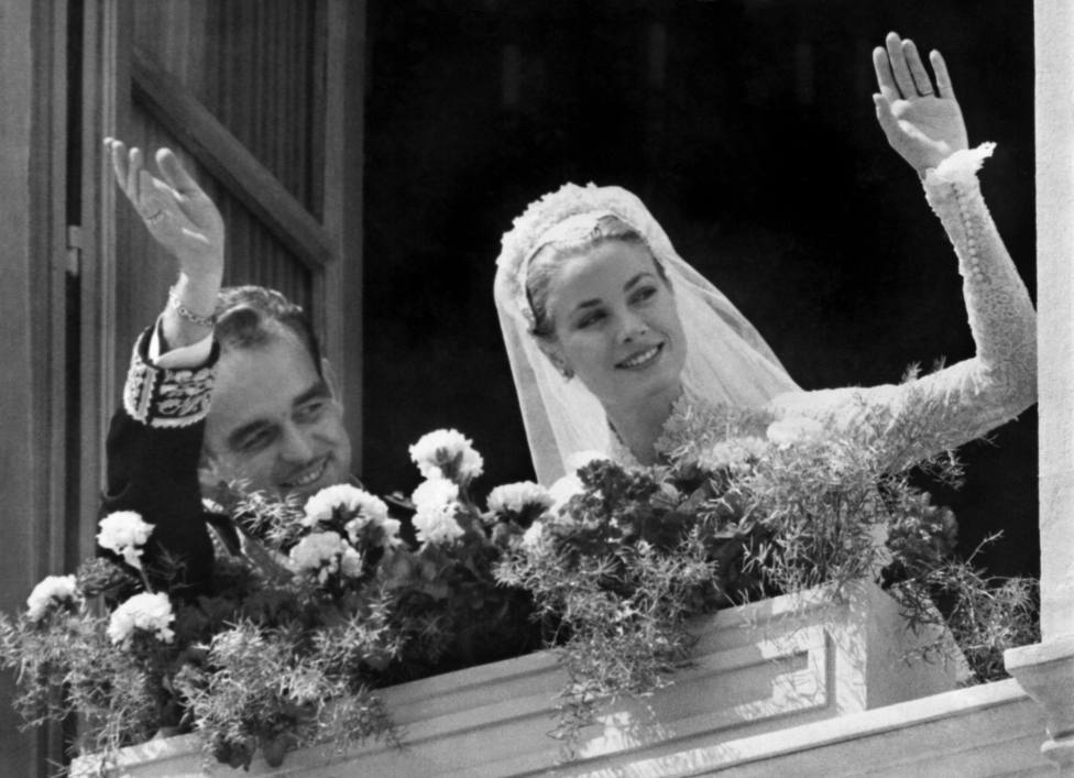 El Príncipe Rainiero de Mónaco y la Princesa Grace Kelly saludan desde el balcón de Palacio tras la boda