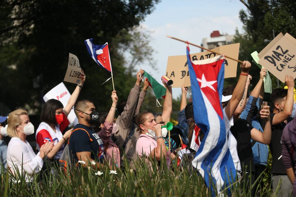 Simpatizantes y opositores chocan protestas en la embajada de Cuba en México