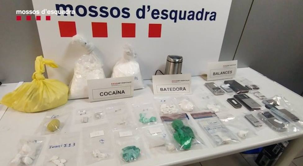 Droga y material requisada por los Mossos dEsquadra.