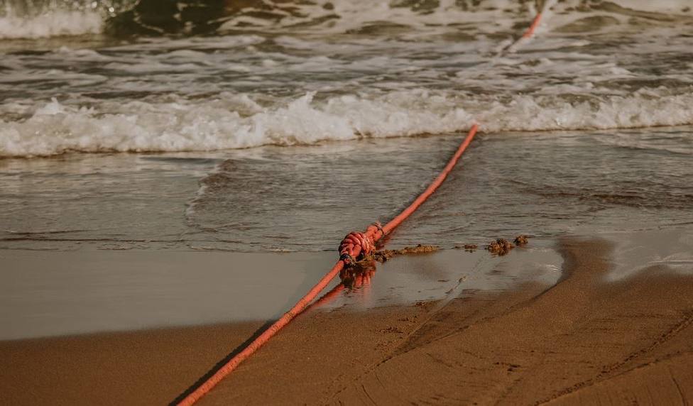 Imagen de la cuerda atada al extremo del cable instalado hoy en Sopelana (Bizkaia)