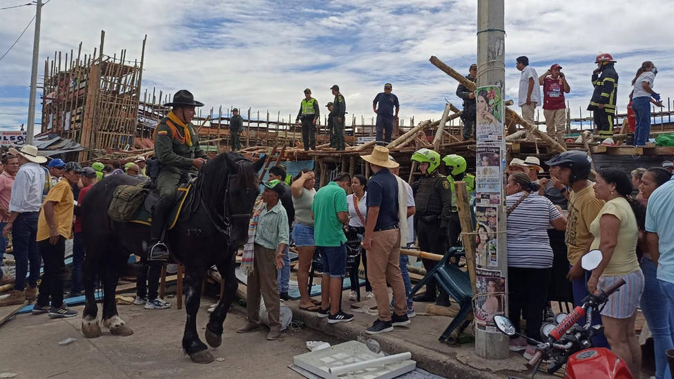 280 personas hospitalizadas tras derrumbarse una grada en una plaza de toros en Colombia