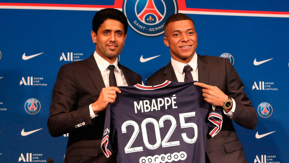 Kyliam Mbappé, junto a Nasser Al-Khelaïfi, propietario del PSG, el día de la renovación del jugador hasta 2025