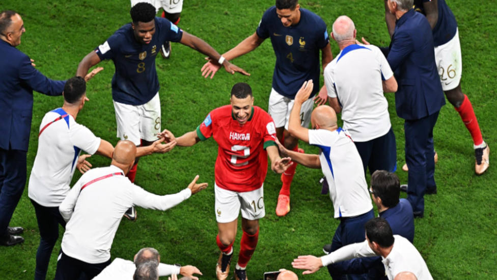 Kylian Mbappé, en el centro de la celebración del pase a la final del Mundial de Francia. EFE