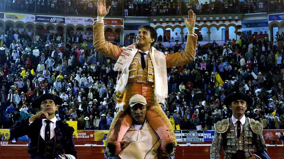 Andrés Roca Rey en su salida a hombros en el cierre de la Feria de Manizales 2023