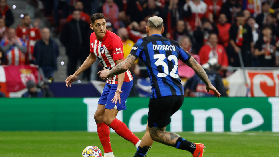 Nahuel Molina conduce el balón ante Federico Dimarco, durante el Atlético - Inter. EFE