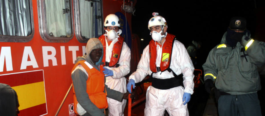 Miembros de Salvamento Marítimo durante un rescate la pasada semana en Motril, Granada. EFE