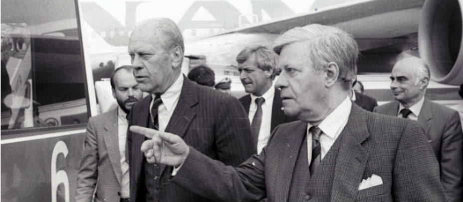 Gerald Ford(i) junto a Helmut Schmidt(d) en el aeropuerto de Hamburgo - Reuters