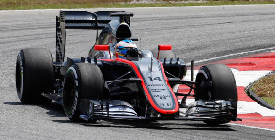 Fernando Alonso evidenció los problemas del McLaren y solo pudo ser 16º en pista. Reuters.