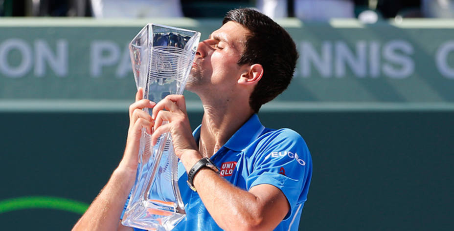 Djokovic, con su trofeo en Miami (Reuters)