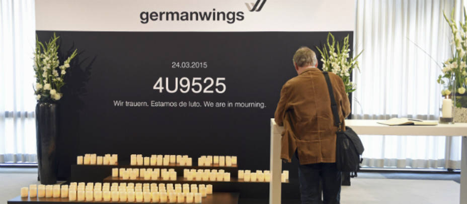 Homenaje a las vícitmas del accidente en el aeropuerto de Hamburgo. REUTERS