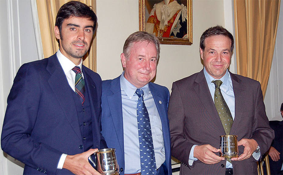 Miguel Ángel Perera, Mark Rayner, Pte. del CTL, y Justo Hernández con la tracicional jarra británica de plata