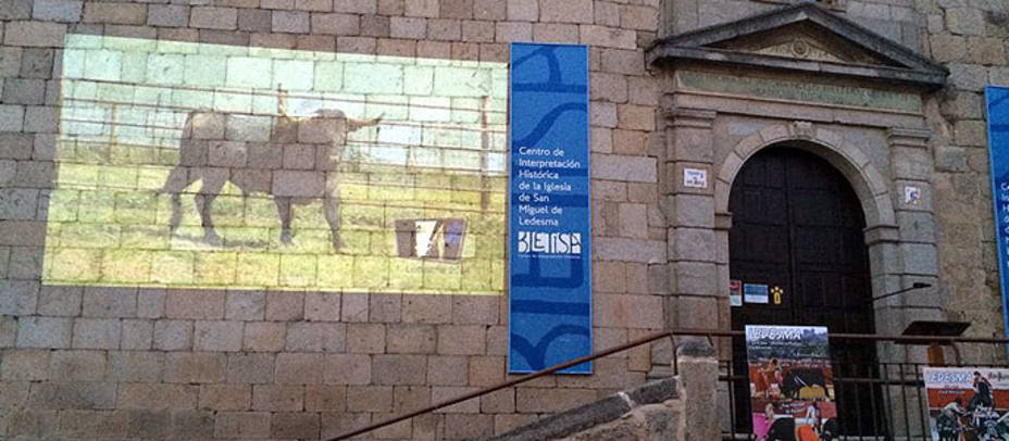 Los toros fueron proyectados en la fachada de la Iglesia de S. Miguel. FB FERIA DE LEDESMA