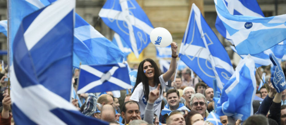 Manifestantes a favor del SÍ en Escocia. REUTERS