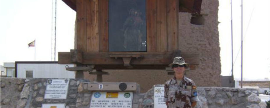 Otra imagen de la Teniente Coronel que vuelve a Afganistan esta vez al mando de la formación sanitaria