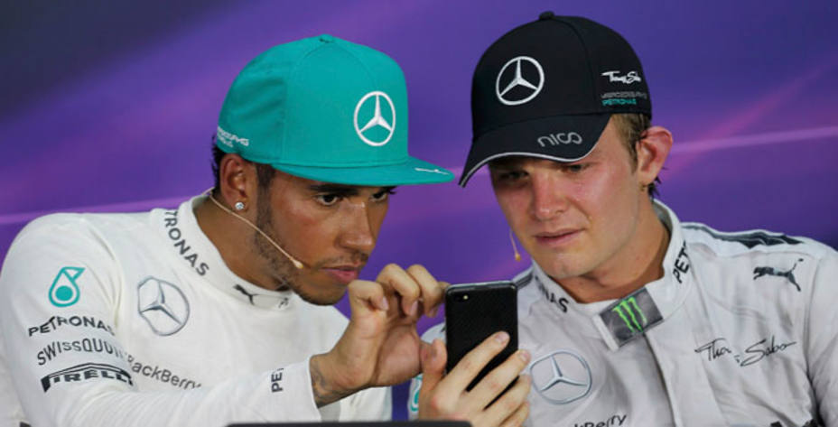 Hamilton y Rosberg en la sala de prensa tras la carrera. Reuters.