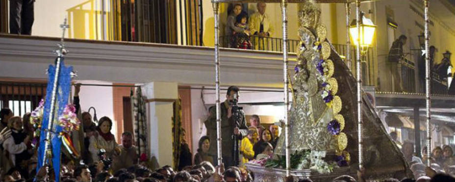 La Virgen del Rocio recorre la aldea desde las 3.25 de esta madrugada.EFE