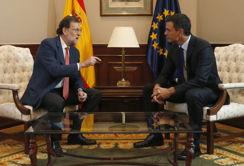 Mariano Rajoy y Pedro Sánchez durante una reunión en el Congreso.