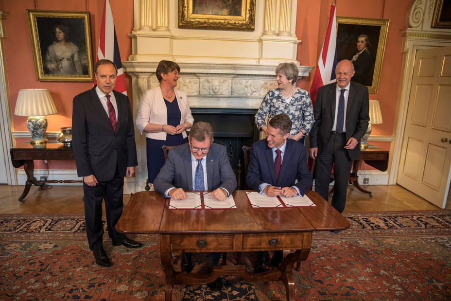 Conservadores británicos y unionistas de Irlanda firman un acuerdo de gobernabilidad.