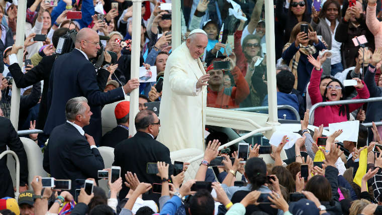 El Papa pide en su viaje a Colombia huir de toda tentación de venganza