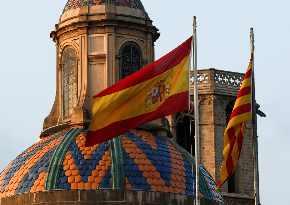 En la fachada de la Generalidad ondean las banderas españolas y catalana. REUTERS