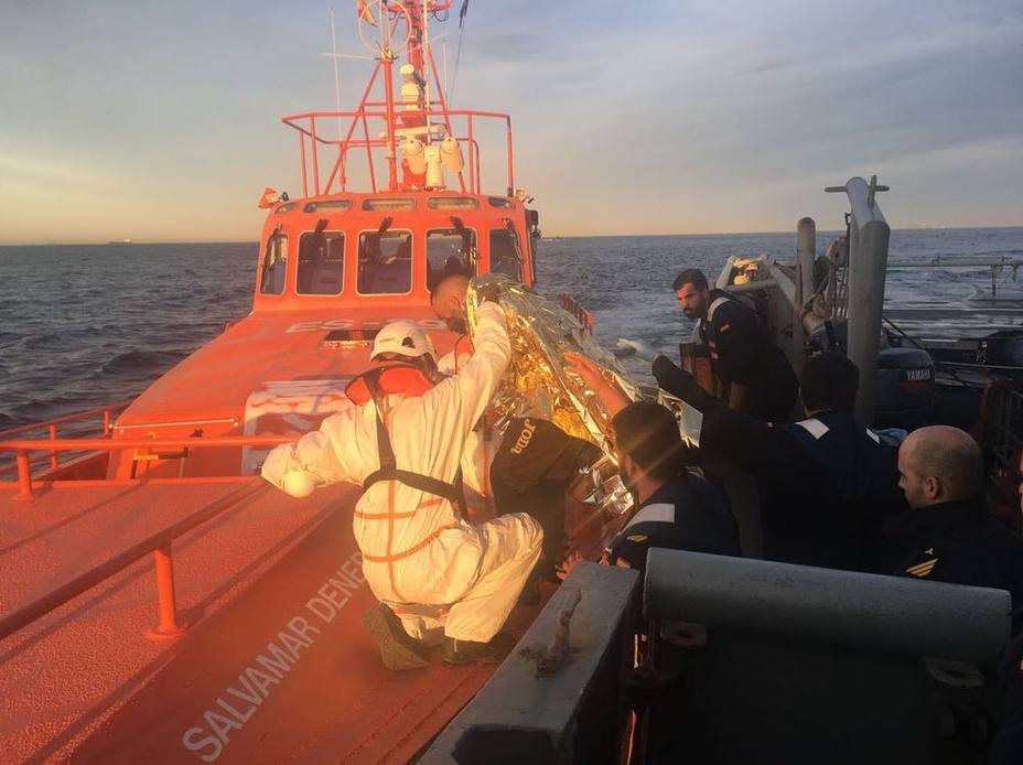 La Armada rescata a un inmigrante que cruzaba el Estrecho en una tabla de surf
