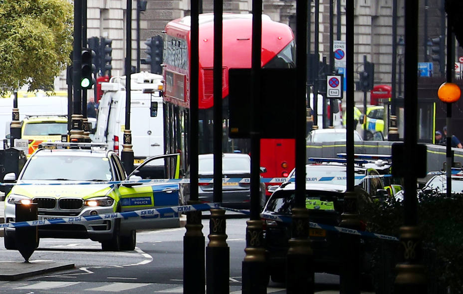 Se estrella un coche contra el Parlamento de Londres